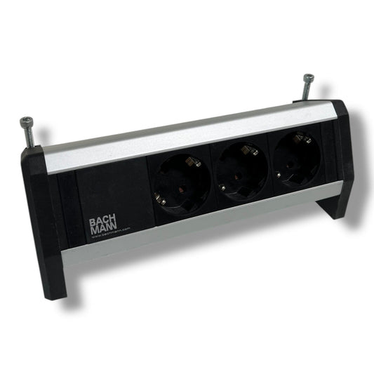 Schwarze und silberne 3-fach Tischsteckdose von BACHMANN DESK mit Halterung