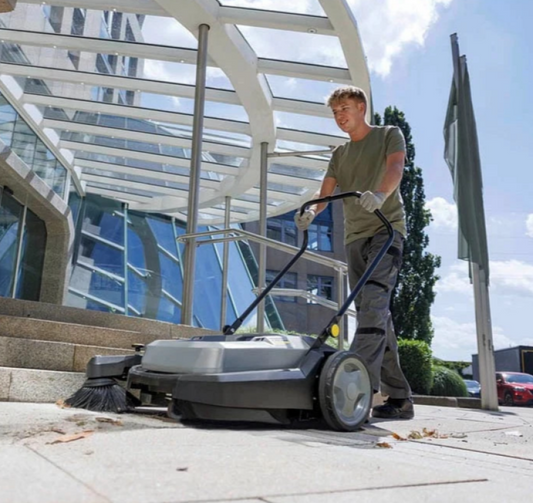 Schwarze und silberne Kärcher Kehrmaschine KM 70/20 C mit runder Bürste