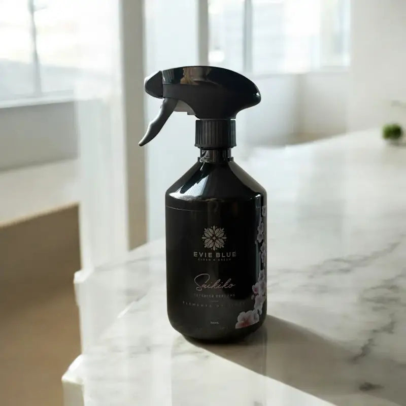 Schwarze Sprayflasche vom Saikiko Raumduft mit Kirschblüten Duft passend für Frühlingsdeko