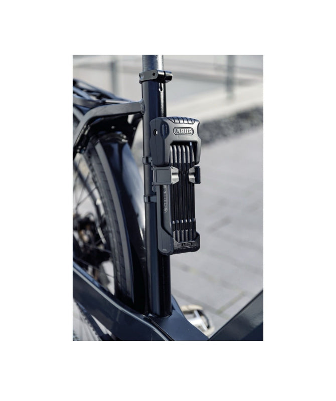 Schwarzes faltbares Fahrradschloss ABUS Bordo Granit 6500K/120 SH am Fahrradrahmen