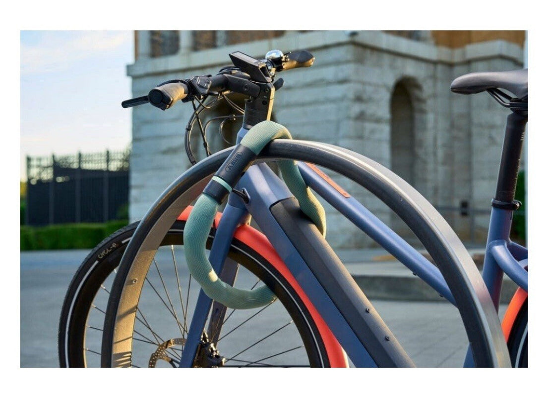 Fahrrad mit U-Lock an Fahrradständer gesichert, ABUS Gans Lock 6206K/110 in grün