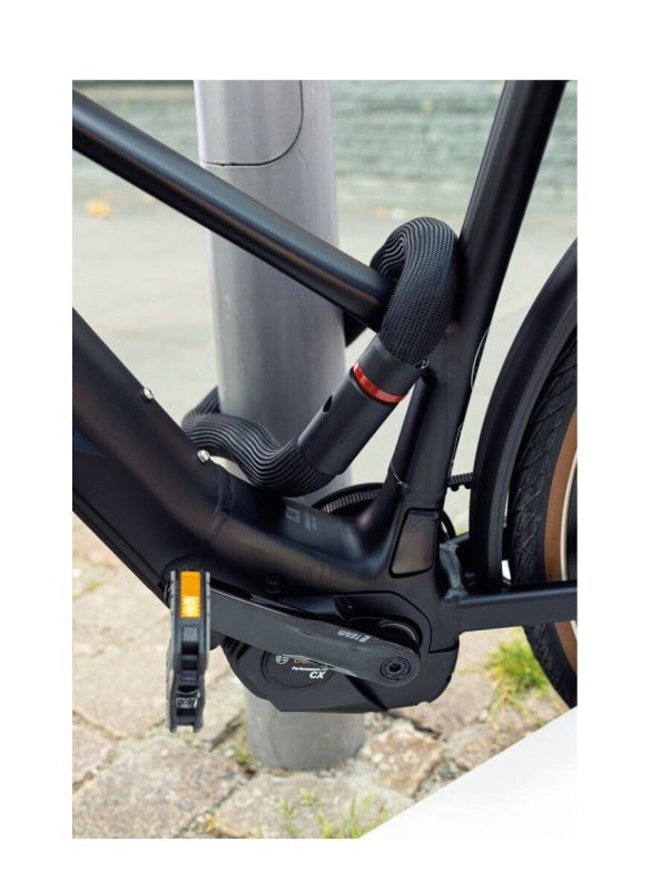 Schwarzes Elektrofahrrad mit integriertem Schloss am Poller gesichert, ABUS Goose 6206K/110