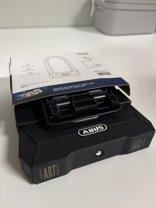 Schwarzes ABUS Granit Super Extreme 2500 Bügelschloss mit Montageschiene