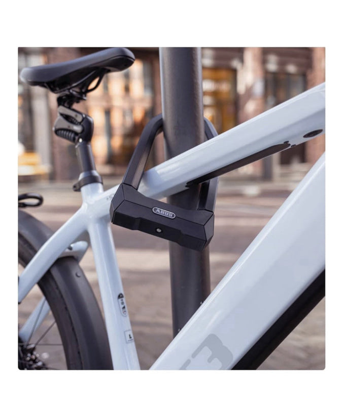 Bicycle U-Lock von ABUS Granit Super Extreme 2500 sichert Fahrrad an Pole