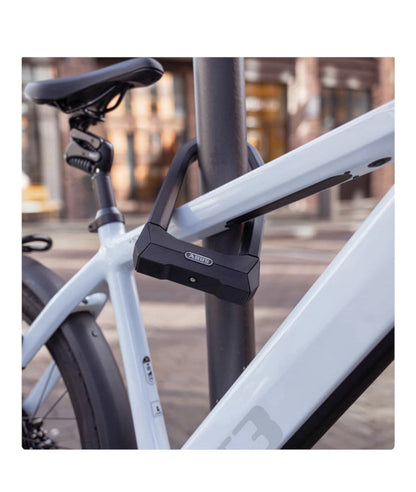 Bicycle U-Lock von ABUS Granit Super Extreme 2500 sichert Fahrrad an Pole