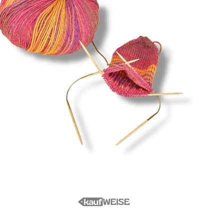 Buntes Strickprojekt mit Addi CraSyTrio Bambus Stricknadeln in Aktion