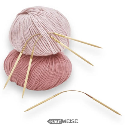 Zwei pinke Wolleknäuel mit Stricknadeln im Addi CraSyTrio Bamboo Set
