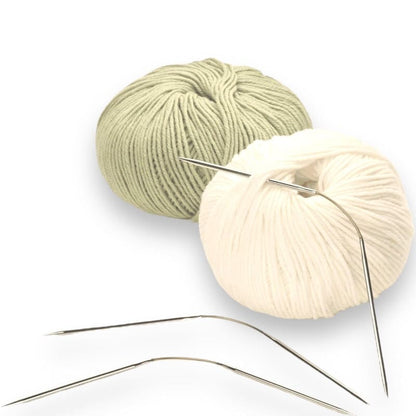 Bunte Wollkugeln und Stricknadeln im addi CraSy Trio Set für Sockenstricken