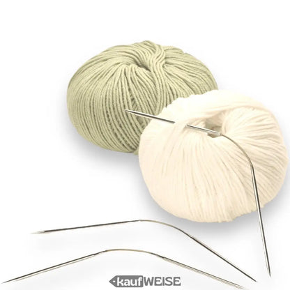 Bunte Wollkugeln und Stricknadeln im addi CraSy Trio Set für Sockenstricken