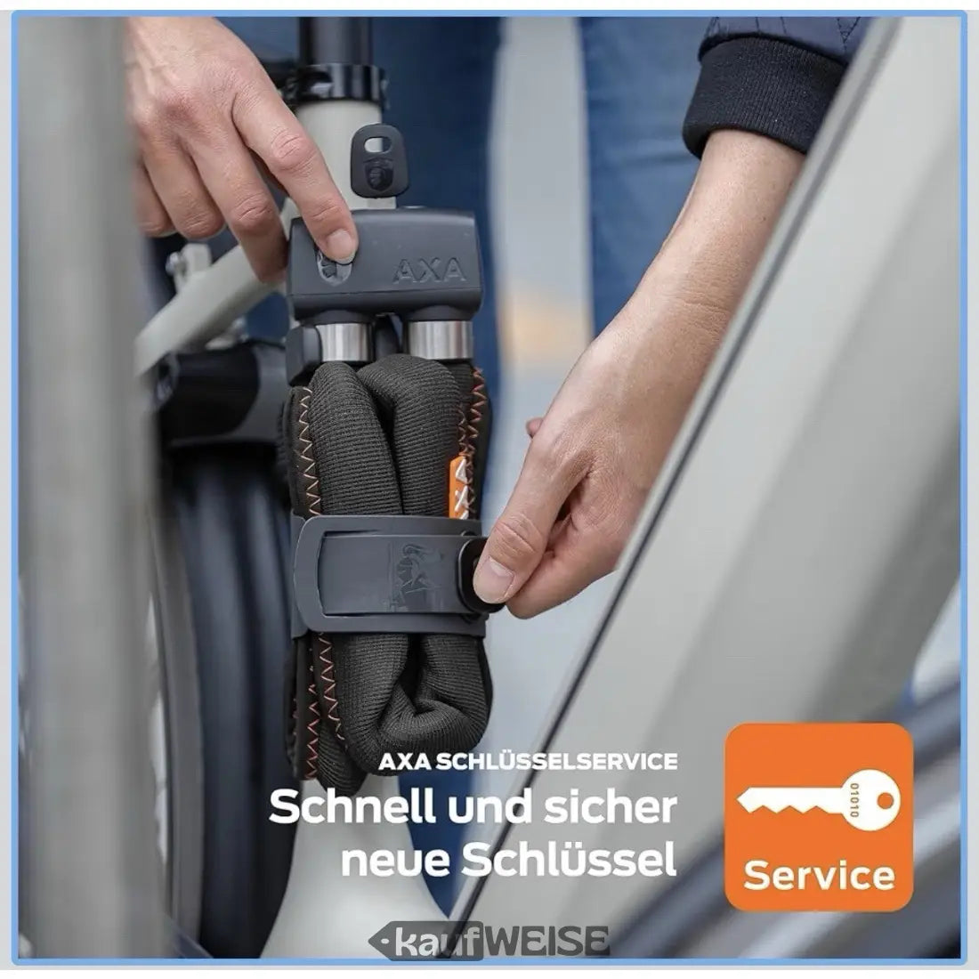 Person befestigt das AXA Faltschloss 1000 am Fahrradrahmen in Schwarz