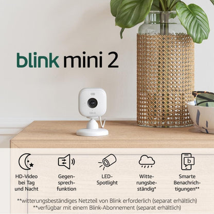 Blink Mini 2 HD-Nachtsicht Innenkamera mit LED-Spotlight auf Holz