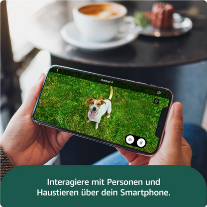 Smartphone zeigt Hund auf Rasen bei Blink Outdoor 4 Überwachungskamera Set