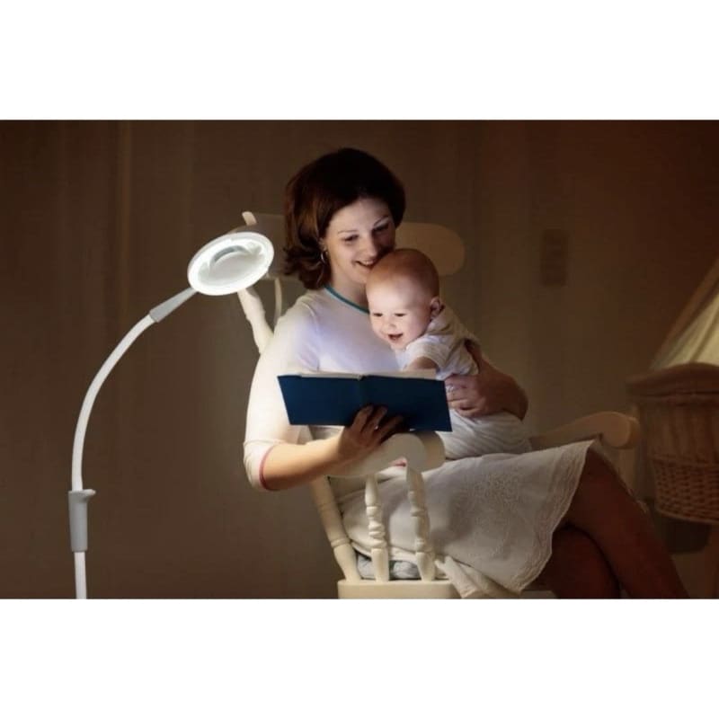 Mutter liest Baby unter beleuchteter Daylight Magnificent Pro Stand Stehlampe