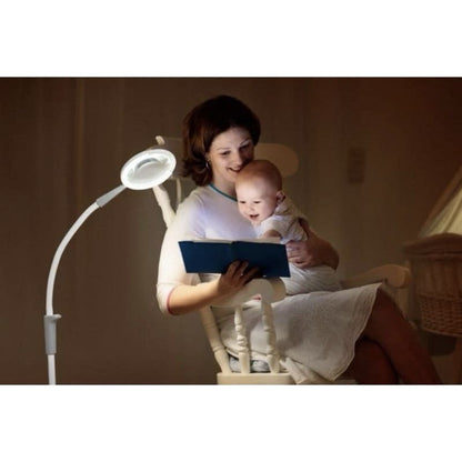 Mutter liest Baby unter beleuchteter Daylight Magnificent Pro Stand Stehlampe
