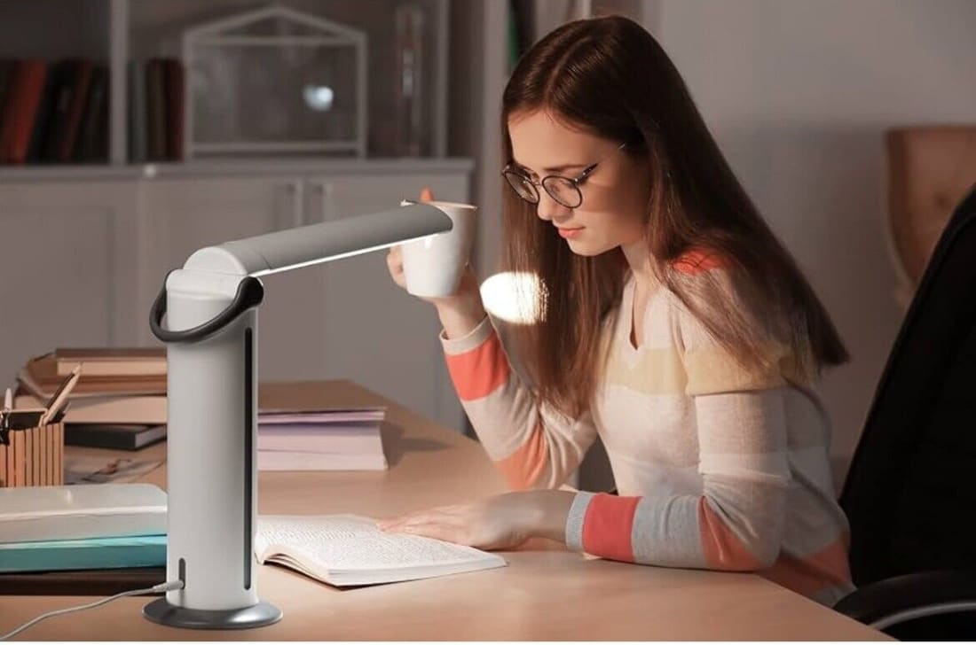 Verstellbare LED-Schreibtischlampe Daylight Twist 2 in Weiß/Grau mit CRI 95