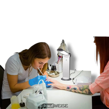 Nageltechnikerin trägt Nagellack mit Daylight Twist 2 LED Tageslichtleuchte