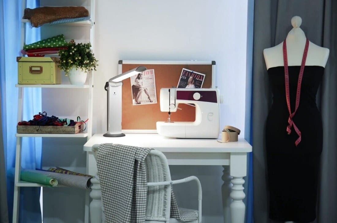 Nähmaschine auf einem weißen Schreibtisch mit Daylight Twist 2 LED Lampe