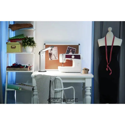 Nähmaschine auf einem weißen Schreibtisch mit Daylight Twist 2 LED Lampe