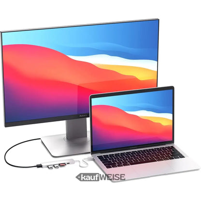 27-Zoll silberner Apple iMac mit Retina 5K Display neben Satechi V2 USB-C Hub