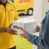 Weiße DHL-markierte Box mit schwarzem Text und Logo.